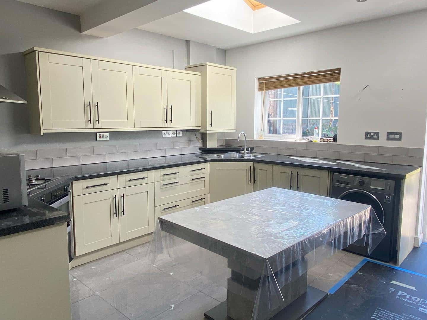 Check out this kitchen respray in Farrow & Ball Bon...